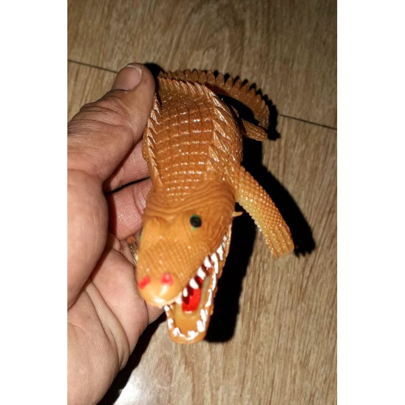 Mô hình 1 con cá sấu bằng nhựa mềm và dẻo rất đẹp
