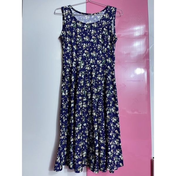 Đầm thiết kế ren hoa