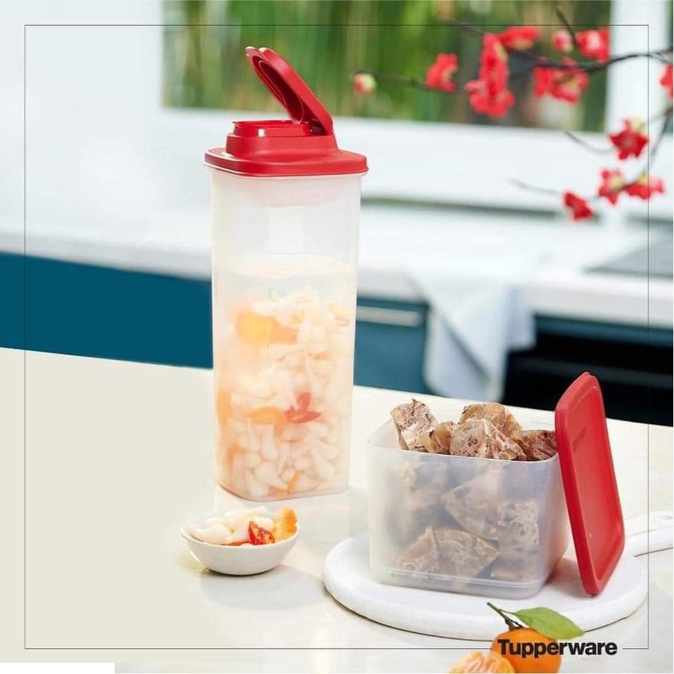 Bộ bình slim 2L có vạch chia, đựng nước lọc, nước detox vừa cánh tủ lạnh và hộp trữ mát 1L Tupperware