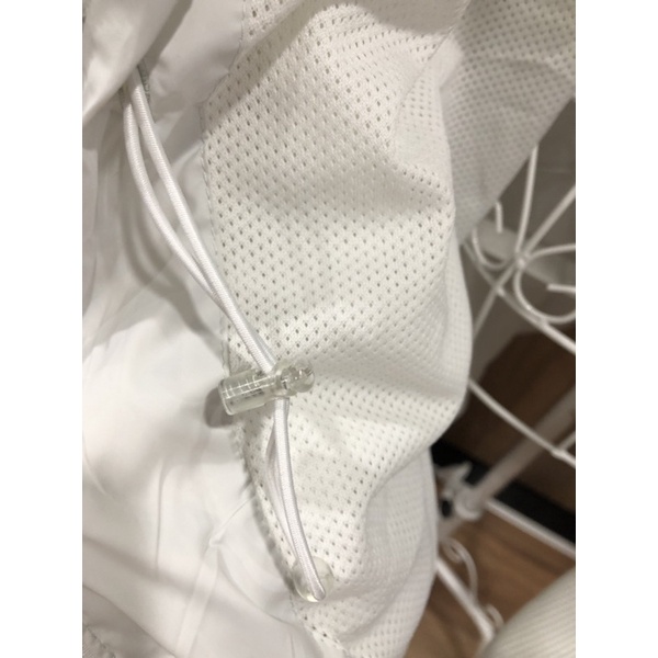 Áo khoác dáng dài dây rút eo có nón New Balance màu trắng chính hãng