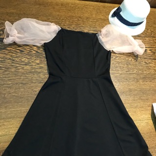 Đầm thiết kế màu đen kiểu váy xoè tám mảnh ,phối tay phồng màu da cực nổi bật ,kiểu mặc cổ trễ vai mang lên tôn da cực k