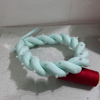 Vấn xoắn đính hạt trai .