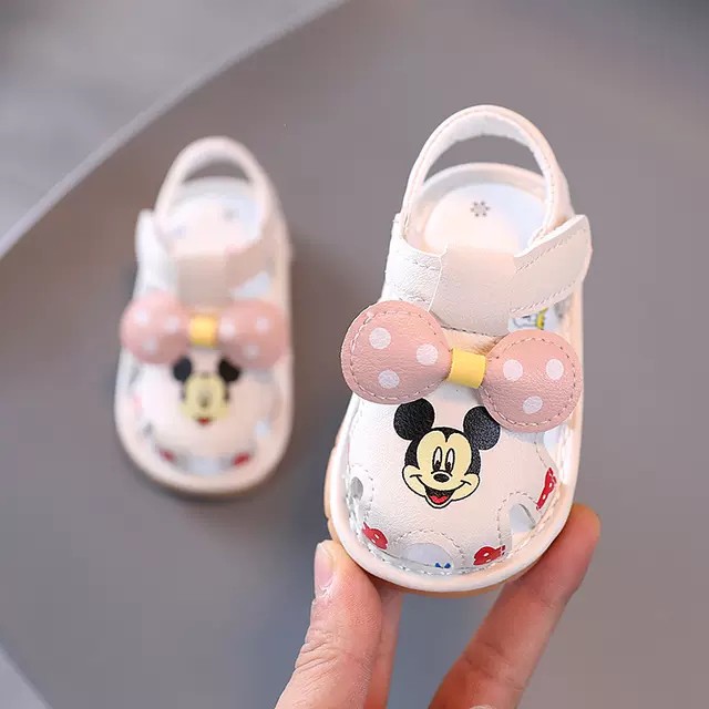 Dép rọ tập đi cho bé - sandal cho bé gái hình chuột mickey siêu dễ thương A-1 có bíp bip