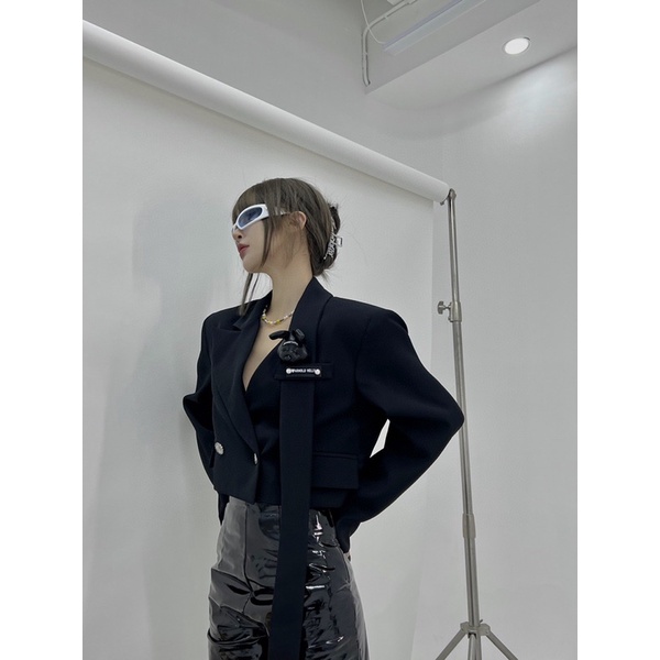 Áo blazer croptop nữ thiết kế cá tính và thời trang thương hiệu Arnold Velly cao cấp