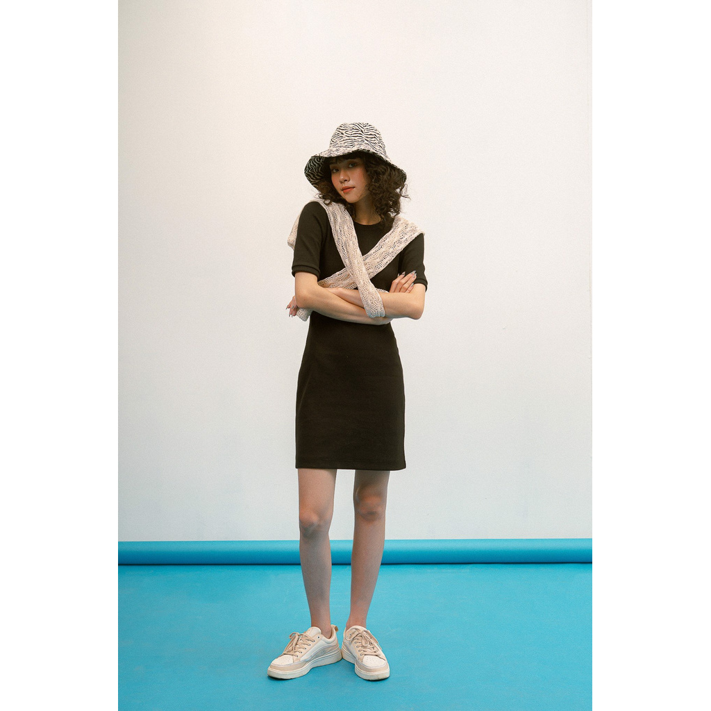 Đầm ngắn trên gối tay ngắn vải thun co giãn màu đen