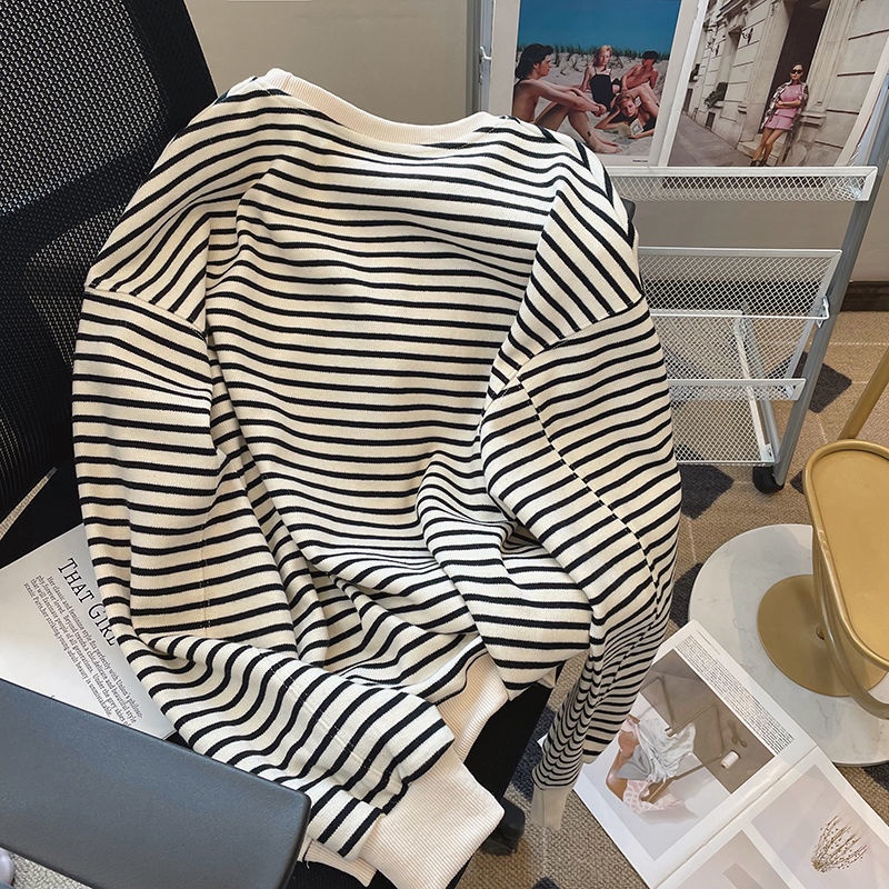 Bộ áo sweater cổ tròn kẻ sọc và quần dài thêu họa tiết thời trang mùa thu dành cho nữ