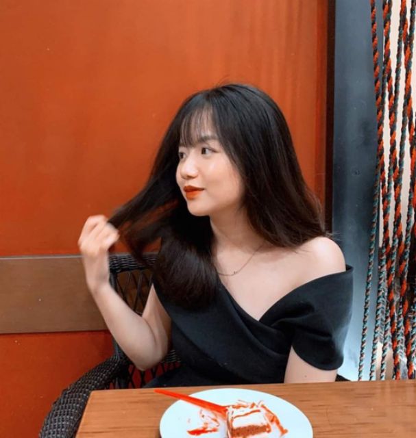 Áo lệch vai xòe eo 2 màu đen trắng m22