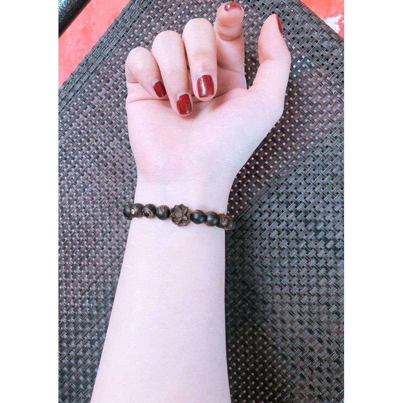 Vòng tay trầm hương hoa sen sánh chìm