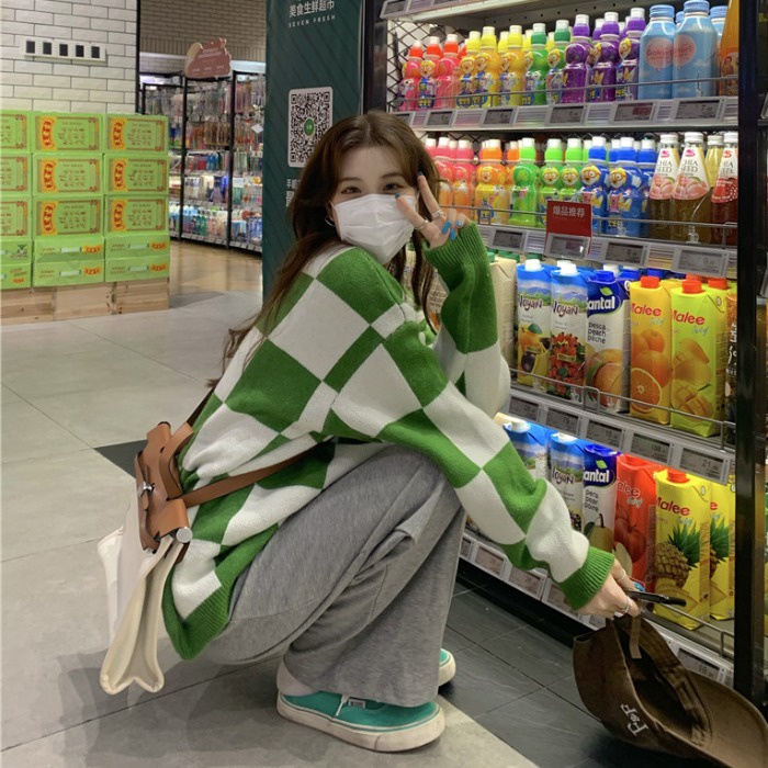 Áo len đan xen màu trắng xanh phong cách Hàn Quốc