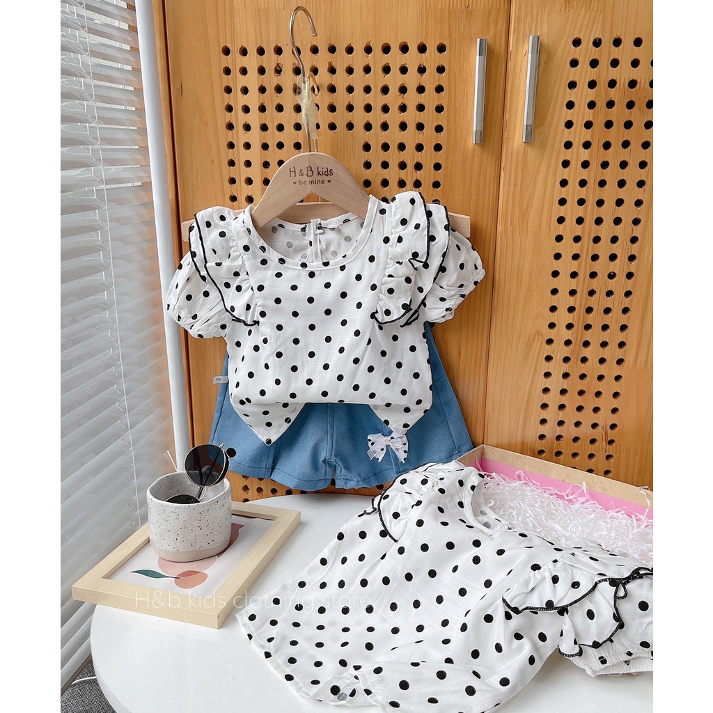 Set áo trắng chấm bi phối bèo kèm quần jean mềm cho bé