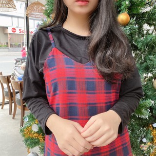 Set đầm yếm caro đỏ và áo pull đen