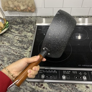 Chảo vân đá đen đáy từ sâu lòng cán gỗ