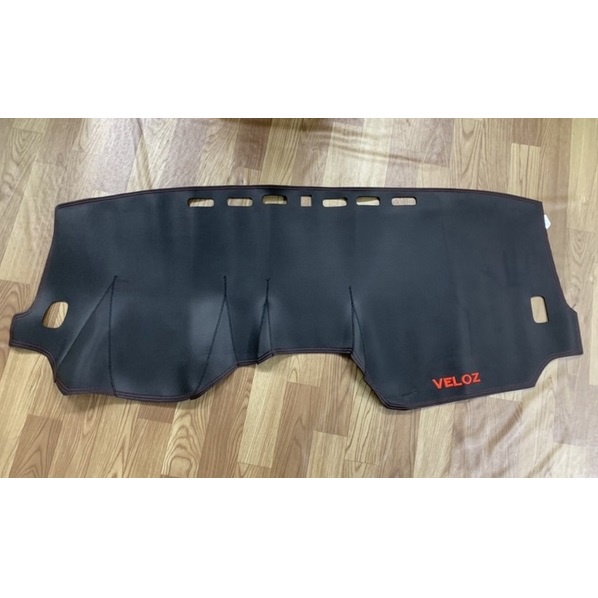 Thảm Taplo Toyota VELOZ Cross da vân carbon chống nóng taplo xe, chống phản chiếu ánh nắng lên kính lái