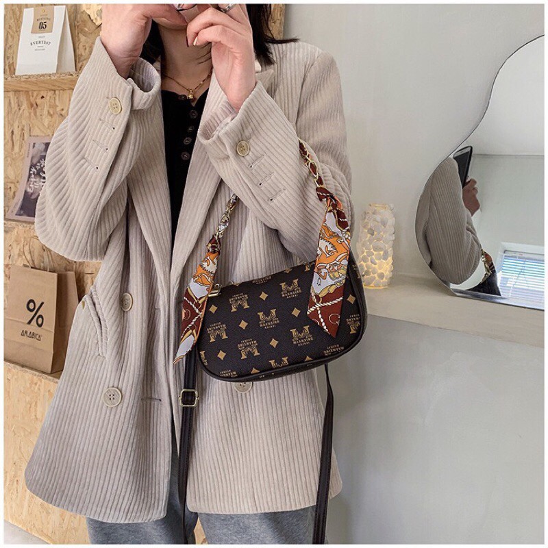 Túi đeo chéo viền nâu dây xích kèm khăn 915