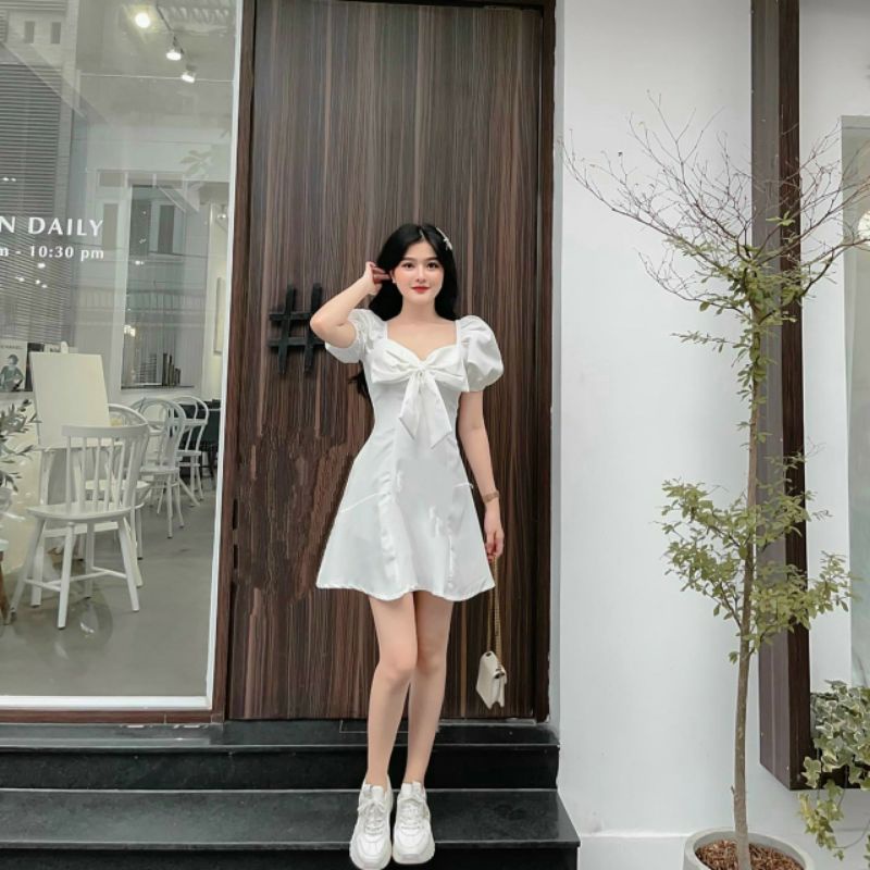 Đầm trắng nơ ngực dạo phố xinh xắn