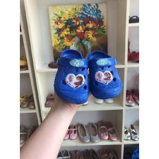 Dép sục bé gái