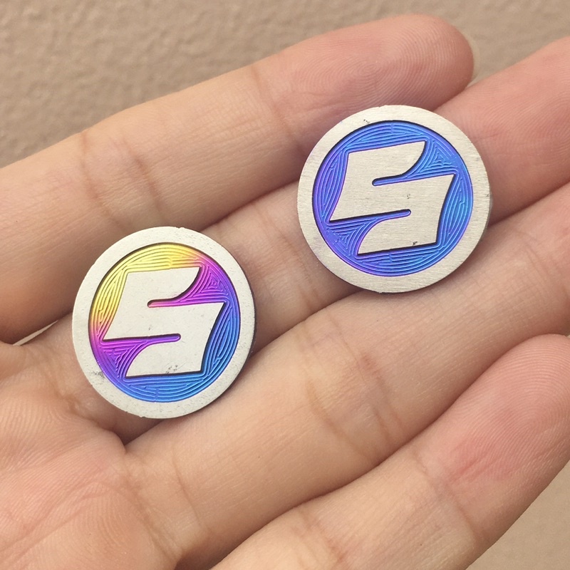 Tem Titan logo Suzuki hình chữ S có sẵn keo dán 3M chống thấm bong tróc, không lo xuống màu, dùng trang trí cho xe máy