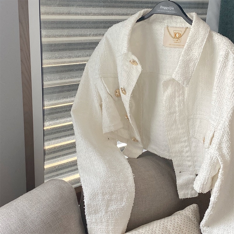 Sét áo khoác denim kèm chân váy trắng