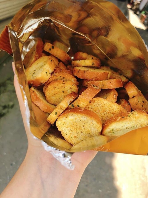 Bánh mì bơ tỏi sấy Hàn Quốc đen 24k/ gói