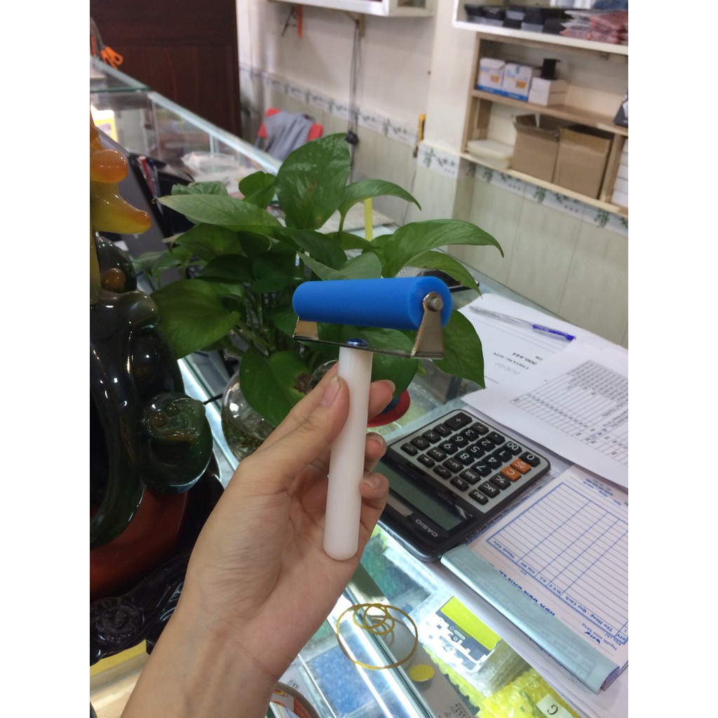 Cây lăn keo 10cm tay nhựa