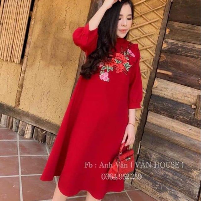 Đầm đỏ suông thêu hoa