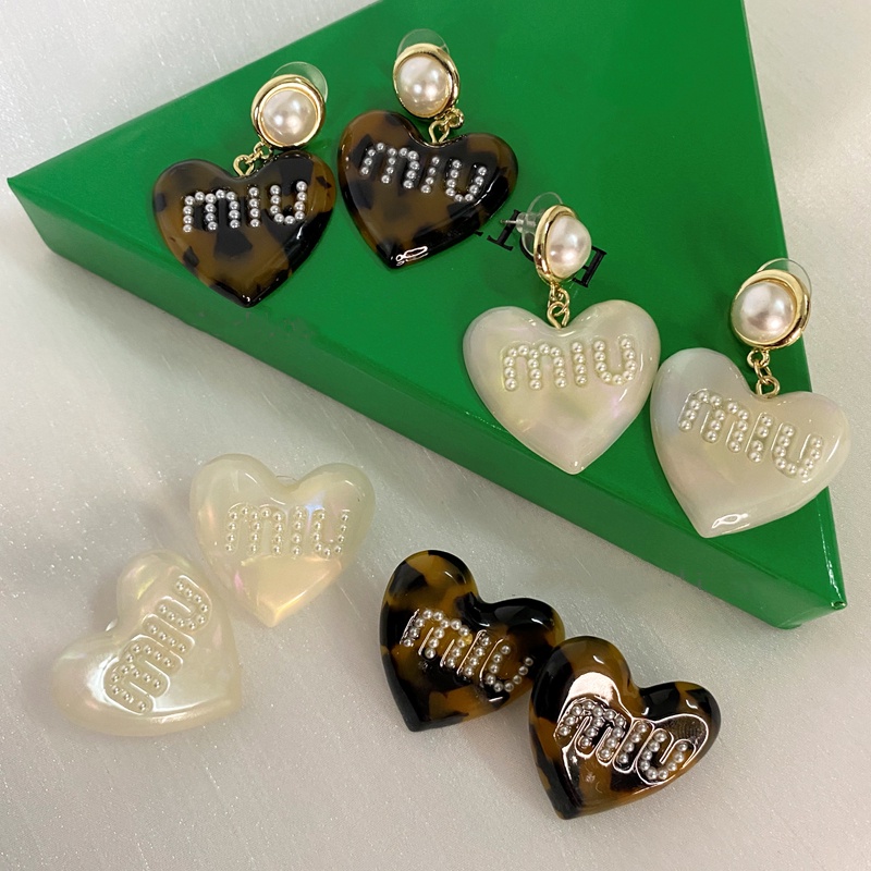 Bông tai hình trái tim chữ M bằng nhựa resin kiểu dáng cá tính dành cho nữ