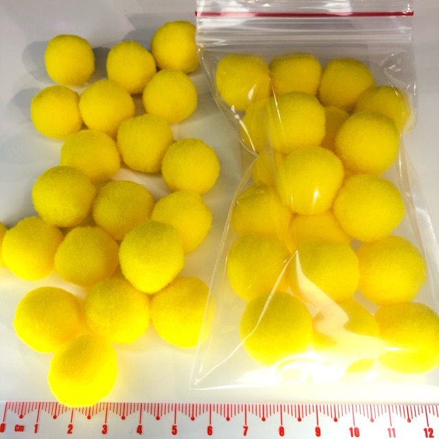 Pom pom lớn ( vàng)