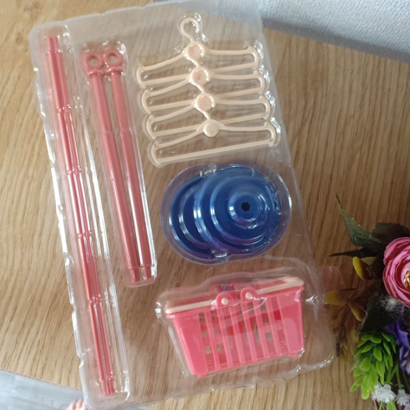 Giá treo quần áo búp bê kèm móc áo và rổ