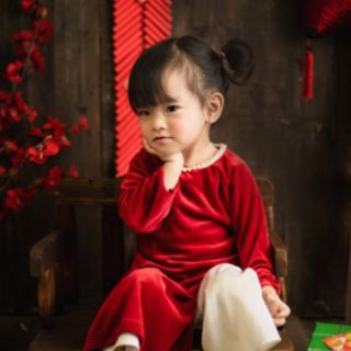 Áo dài nhung đỏ kèm mấn