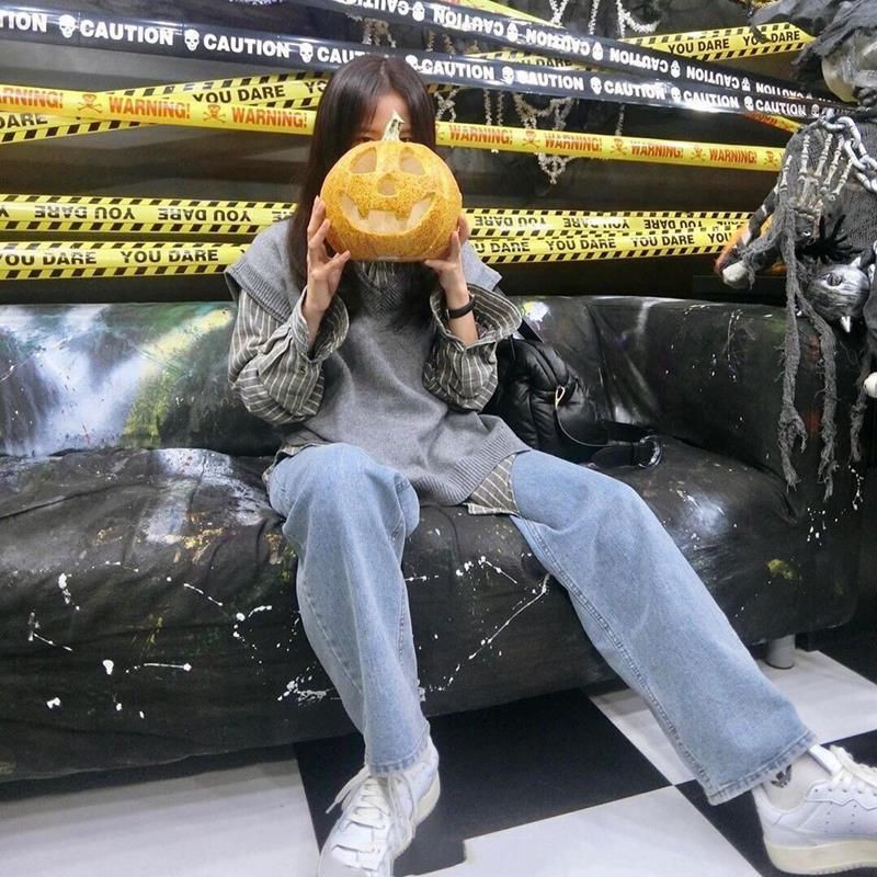 Áo sơ mi sọc + áo len gile xám giống Jisoo Black Pink