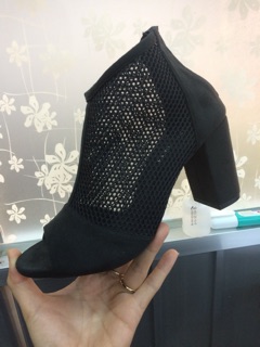 Giày boot gót vuông cắt lazer