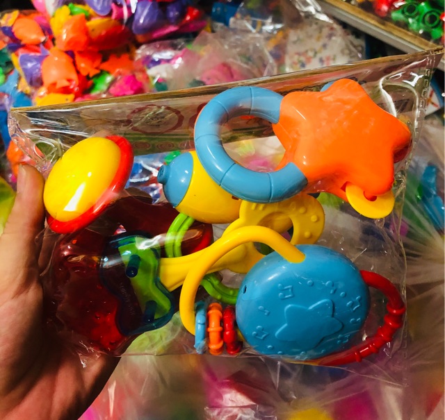 Xúc xắc treo cũi cho bé