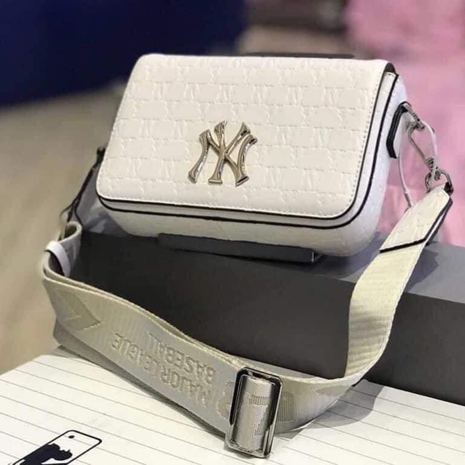 (Tqxk 1:1) Túi đeo chéo trắng M//L//B TQXK đẹp không tì vết full bộ tag-mac-logo-túi nilong, 4 màu