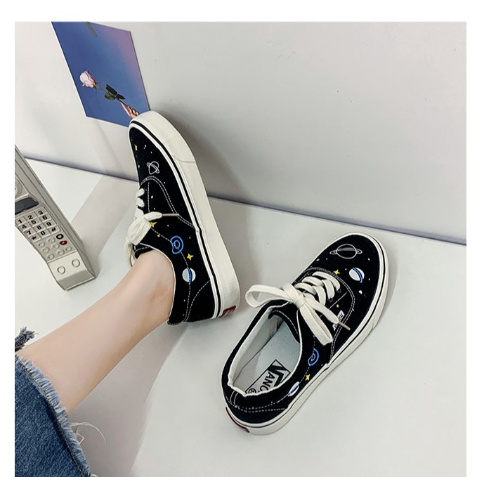 GIÀY THỂ THAO Unisex DÁNG VAN IN THÊU HÌNH SAO, TIỂU HÀNH TINH