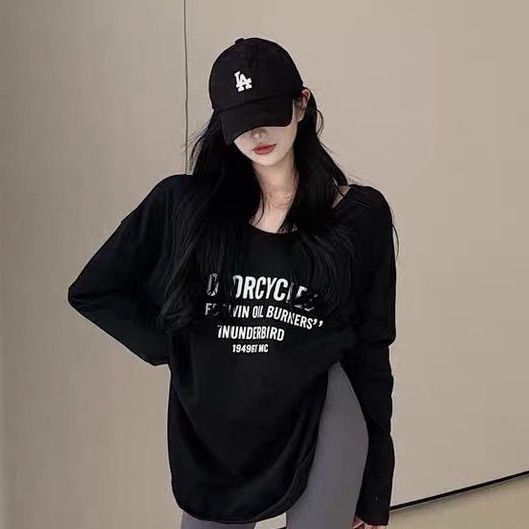 Áo thun COZOK tay dài dáng rộng xẻ tà in chữ phong cách Hàn Quốc