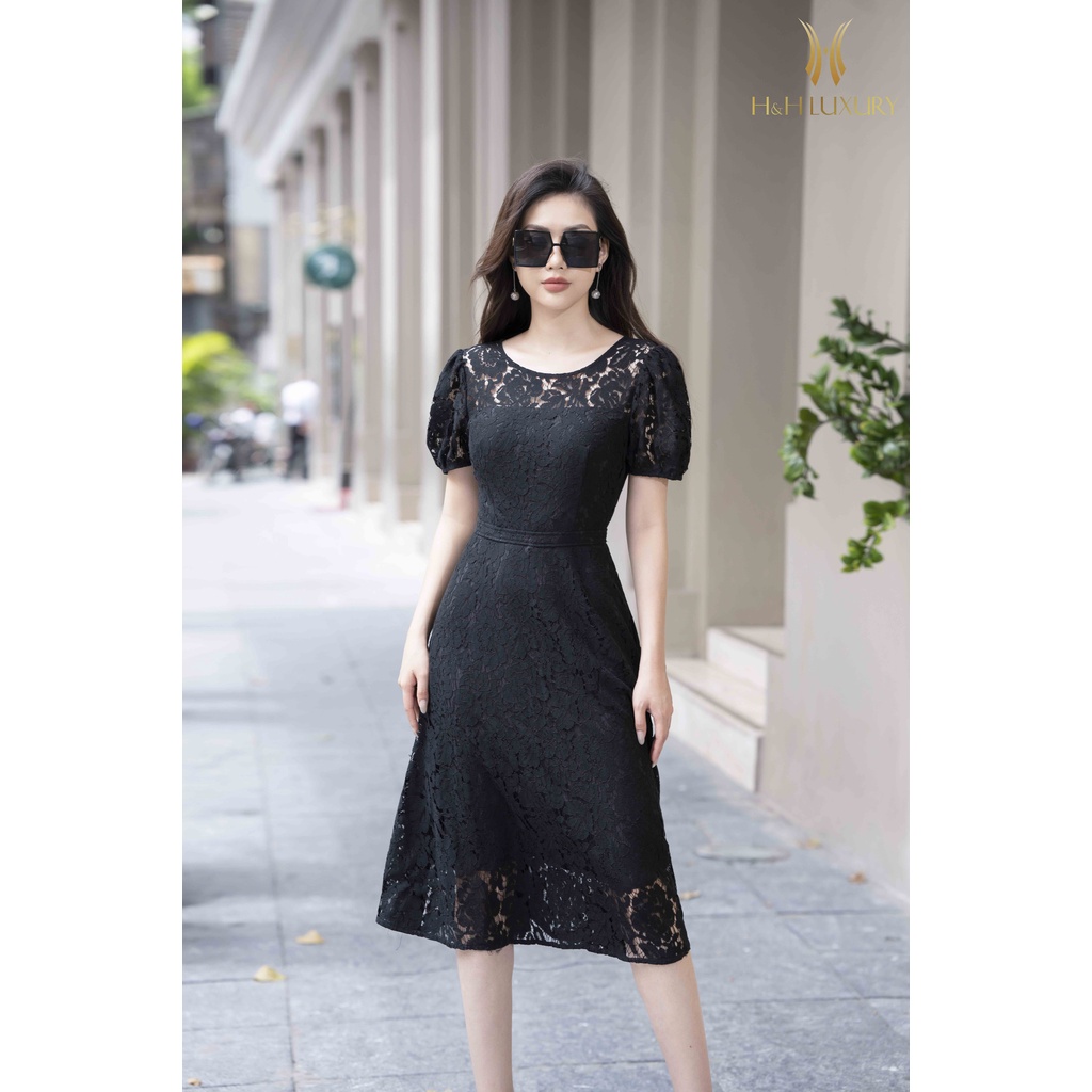 Đầm xòe ren đen tay bồng cổ V sau