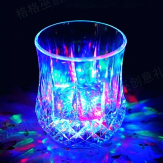 Cốc phát sáng đổi màu cảm ứng size to an toàn mới đẹp