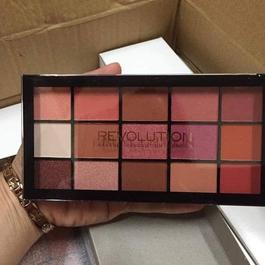 Bảng  Mắt  Revolution 15 ô ánh nhũ lung linh, hạt phấn cực mịn, dễ tán