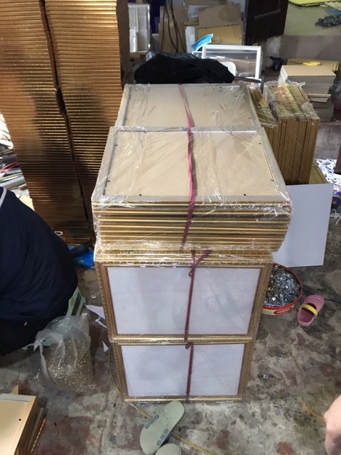 Khung ảnh treo tường kích thước  viền vàng