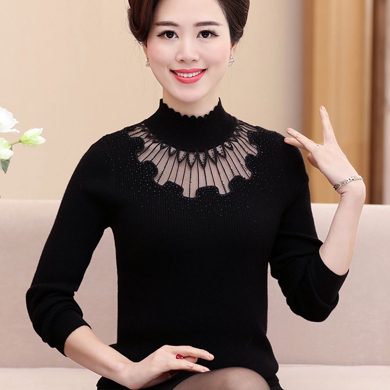 Mẹ mặc đồng màu áo sơ mi phía trên len cổ cao của phụ nữ trung niên mới