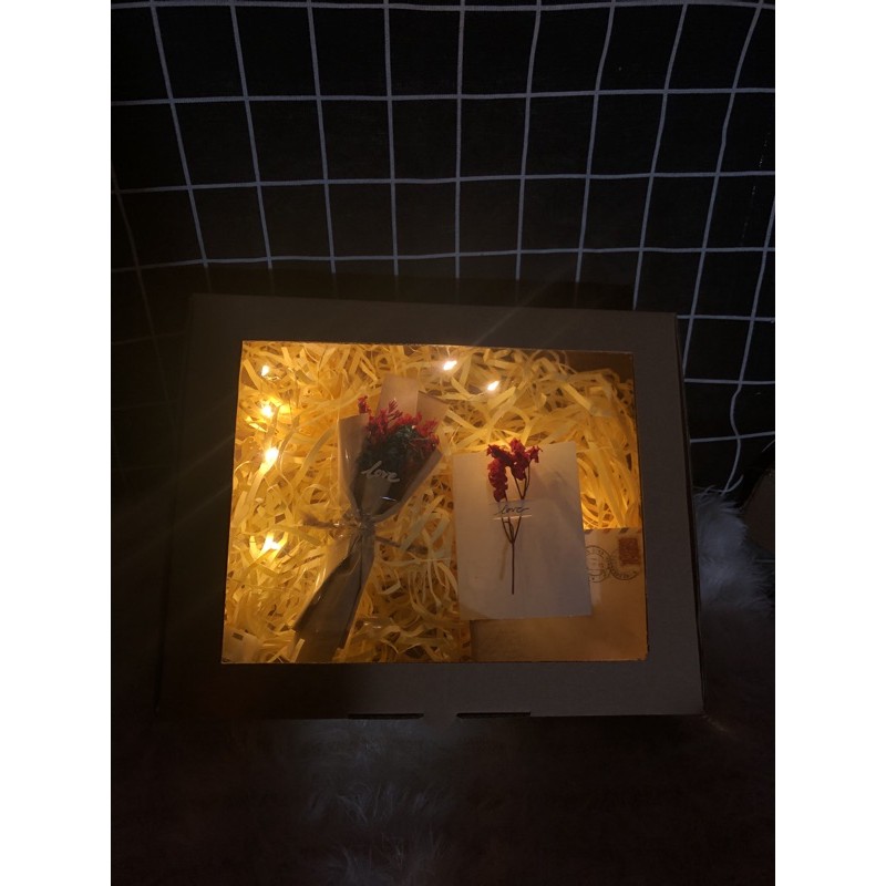 Hộp quà nắp trong rơm,hoa mini và đèn( ko thiệp)