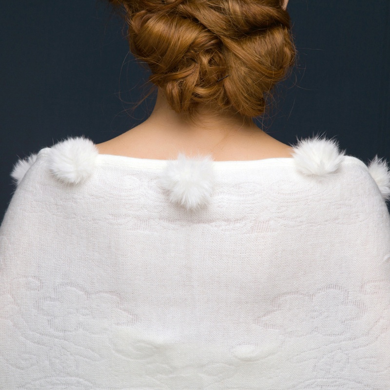 Khăn Choàng Tua Rua Đính Bóng Lông Cho Cô Dâu