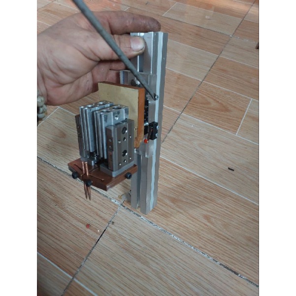 Trụ hàn cân lực  gật bằng tay