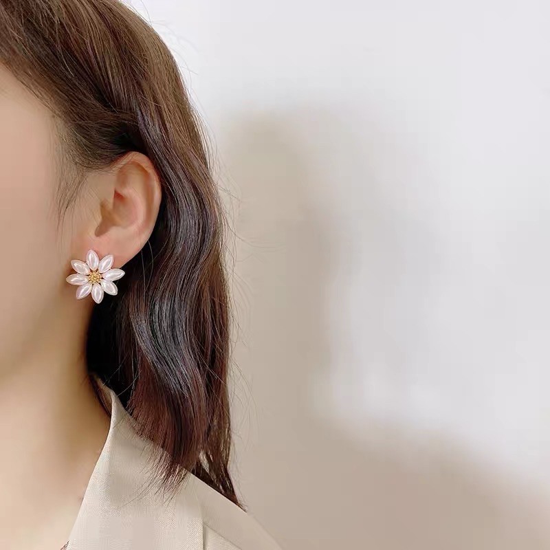 bông tai hình bông hoa sang chảnh phong cách người nổi tiếng