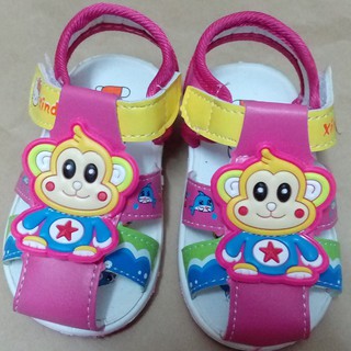 Sandal tập đi gắn còi chit chít cho bé