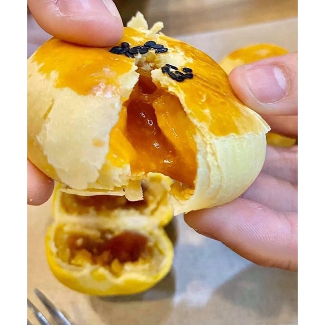 Bánh Trứng Chảy Ngàn Lớp nhân trứng muối tan chảy