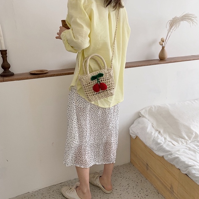 Túi cói mini đeo chéo gắn quả đỏ - đan lưới ô vuông thưa
