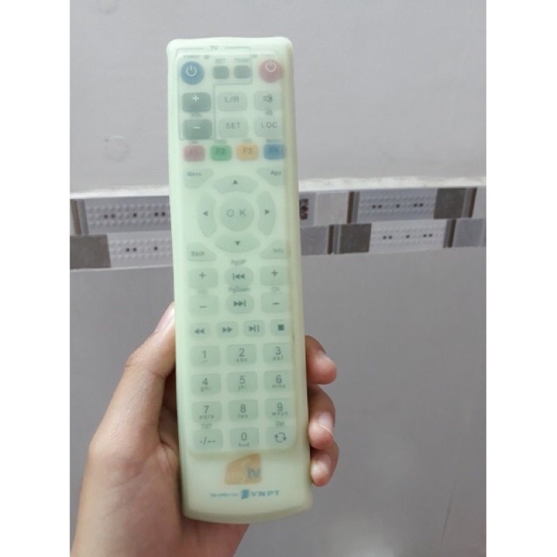 Bọc remote tivi bằng nhựa dẻo ôm sát có khe hở thay pin tiện lợi