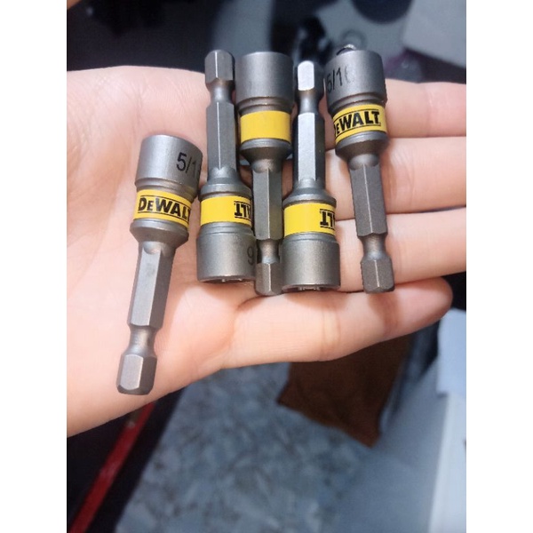 Đầu chụp đầu bắn tôn DeWalt 5/16 chuôi lục giác chất liệu thép xịn