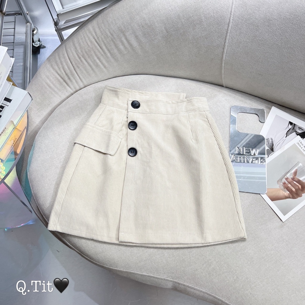 Chân váy nhung chữ A, đính 3 khuy lưng cao, có lót quần bên trong